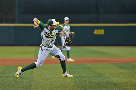 Uo ducks baseball - Oregon is 18-18 all-time in postseason play, including 15-14 since baseball returned to UO in 2009. The Ducks are 14-12 all-time in regional play, including 6-8 as a road team.